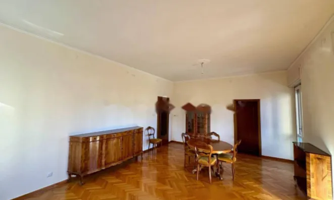 Недвижимость Трехкомнатная квартира в центре: 4