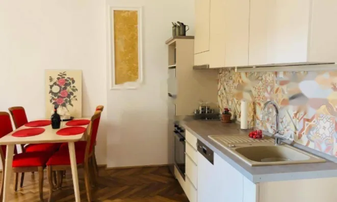 Недвижимость Четырехкомнатная квартира, Центр: 18