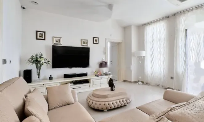 Недвижимость Трёхкомнатная квартира Центр: 6