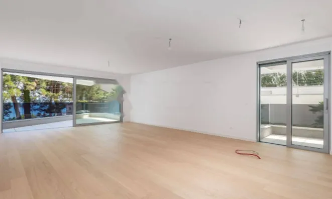 Недвижимость Трехкомнатная квартира в центре: 3