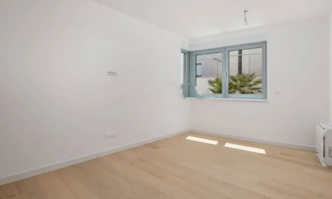 Недвижимость Трехкомнатная квартира в центре: 5