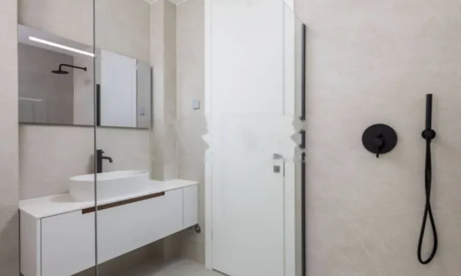 Недвижимость Трехкомнатная квартира в центре: 9