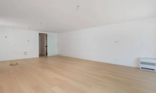 Недвижимость Трехкомнатная квартира в центре: 12