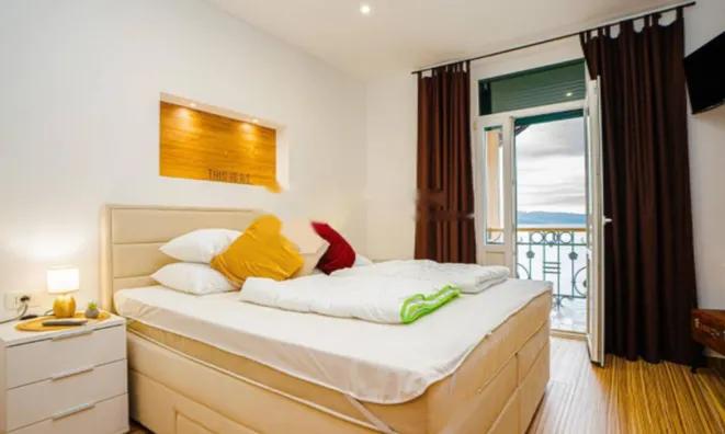 Недвижимость Двухкомнатная квартира в центре: 9