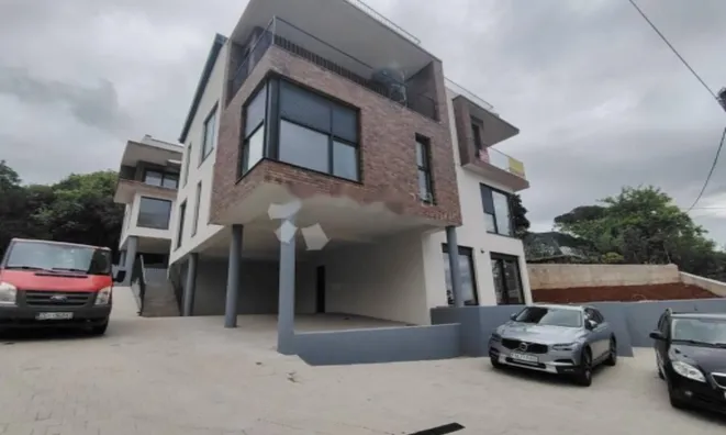 Недвижимость Четырехкомнатная квартира: 4