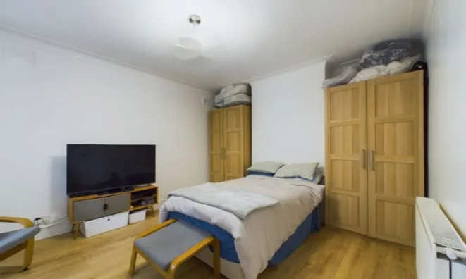 Недвижимость Coles Green Road: 10