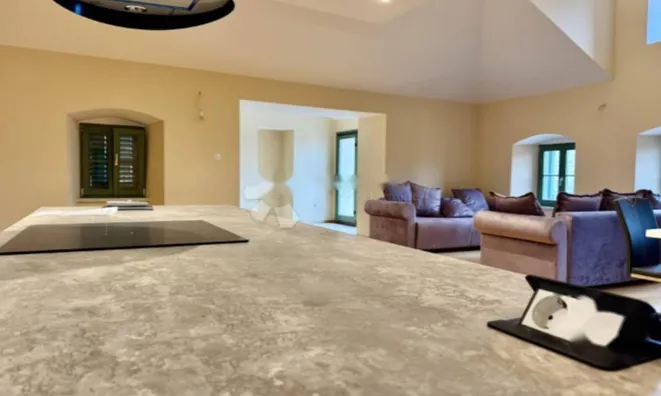 Недвижимость Трёхкомнатная квартира, Центр: 5