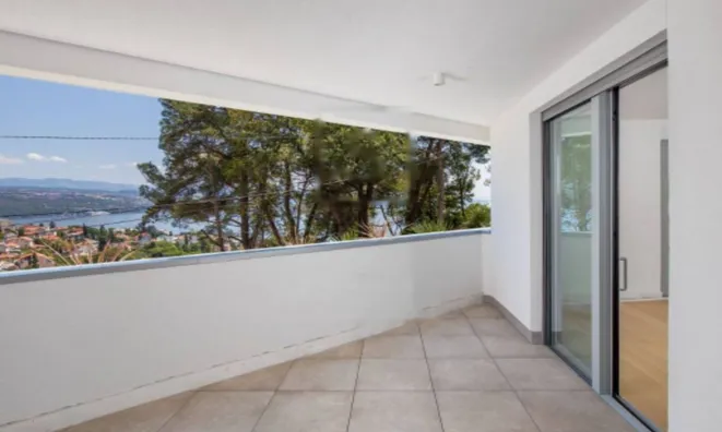 Недвижимость Трехкомнатная квартира в центре: 3