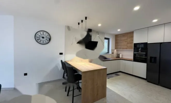 Недвижимость Четырехкомнатная квартира Побрии: 4