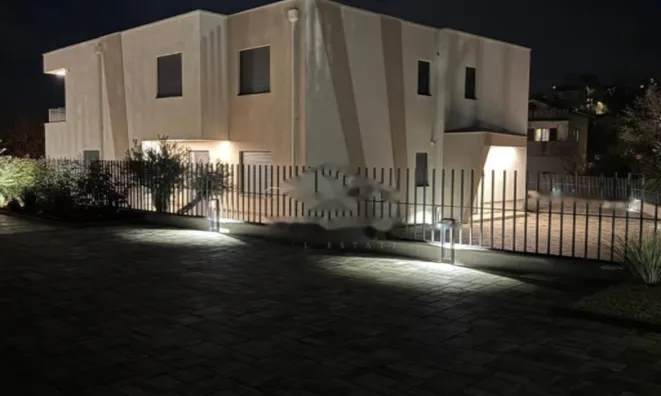 Недвижимость Четырехкомнатная квартира Побрии: 28