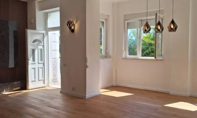 Недвижимость Трехкомнатная квартира в центре: 2