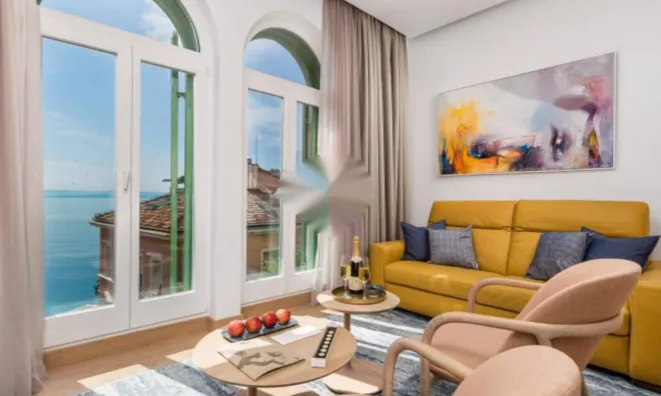 Недвижимость Трехкомнатная квартира в центре: 2