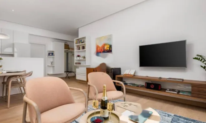 Недвижимость Трехкомнатная квартира в центре: 9