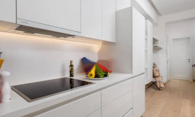 Недвижимость Трехкомнатная квартира в центре: 12