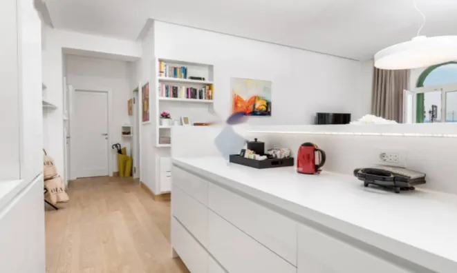 Недвижимость Трехкомнатная квартира в центре: 13