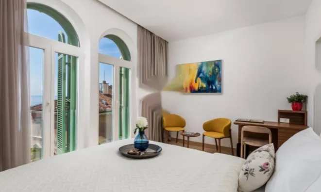 Недвижимость Трехкомнатная квартира в центре: 16