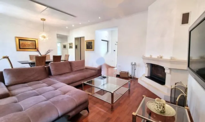 Недвижимость Трехкомнатная квартира в центре: 2