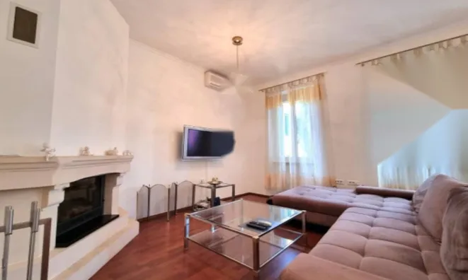 Недвижимость Трехкомнатная квартира в центре: 3