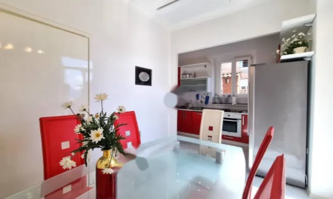 Недвижимость Трехкомнатная квартира в центре: 9