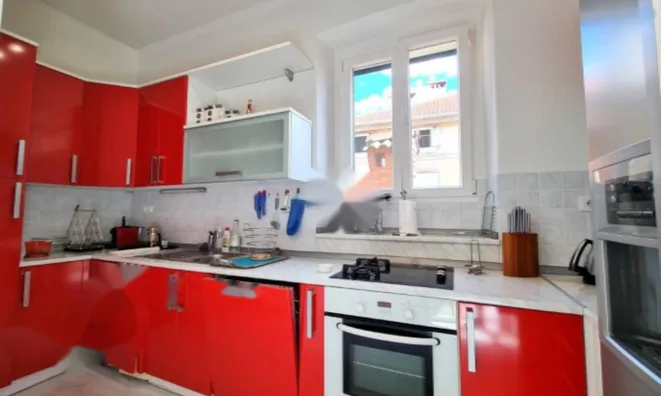 Недвижимость Трехкомнатная квартира в центре: 10