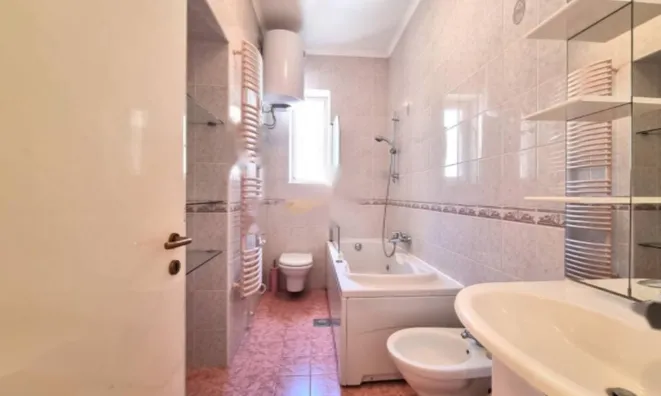 Недвижимость Трехкомнатная квартира в центре: 18