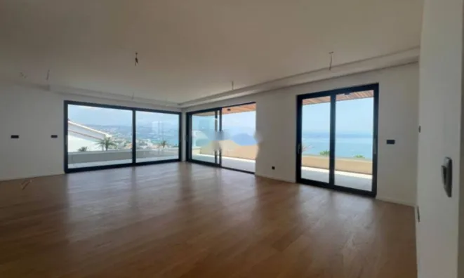 Недвижимость Трёхкомнатная квартира, центр: 9