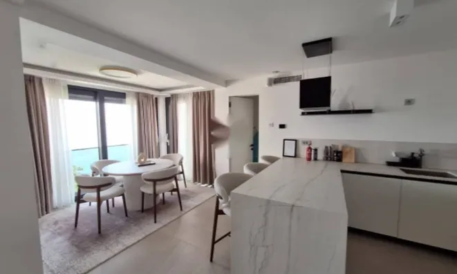 Недвижимость Трехкомнатная Квартира Добреч: 4