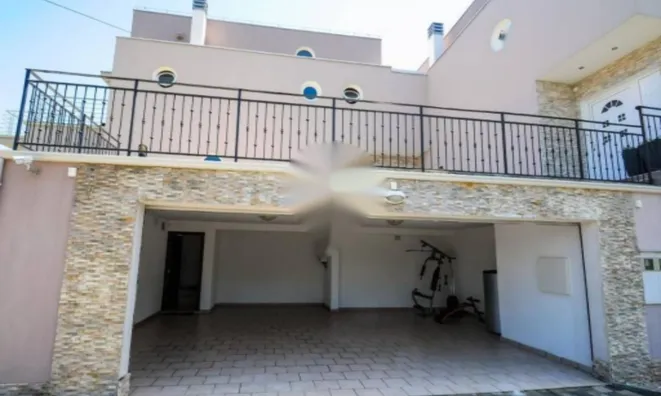 Недвижимость Многоквартирный дом Побри: 17