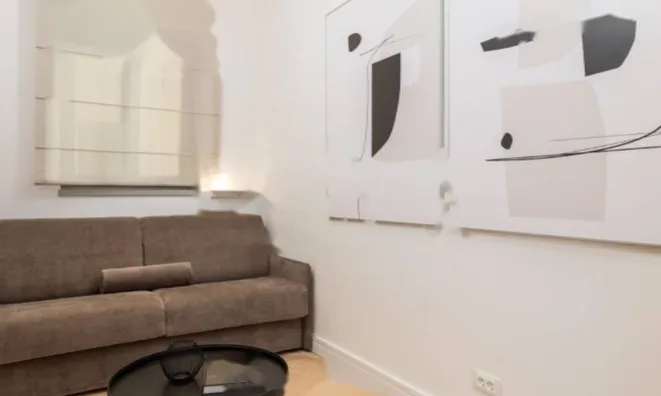 Недвижимость Двухкомнатная квартира в центре: 8