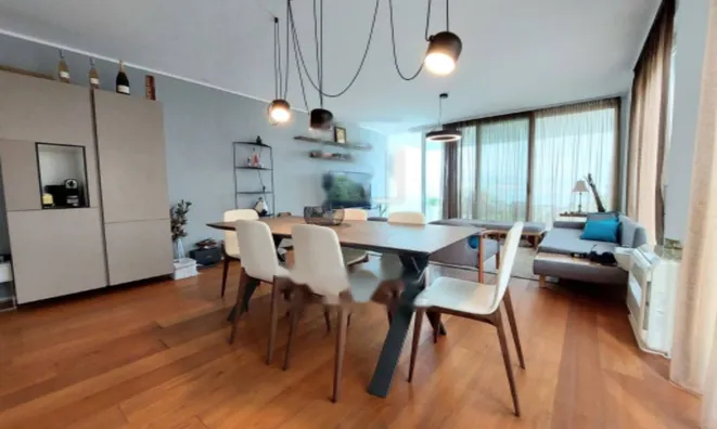 Недвижимость Трехкомнатная квартира в центре: 3