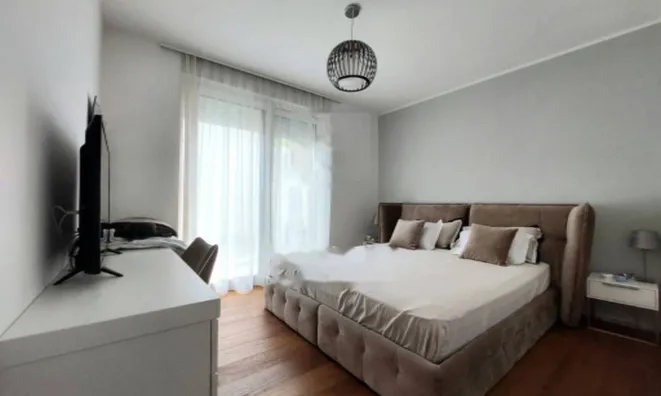 Недвижимость Трехкомнатная квартира в центре: 4