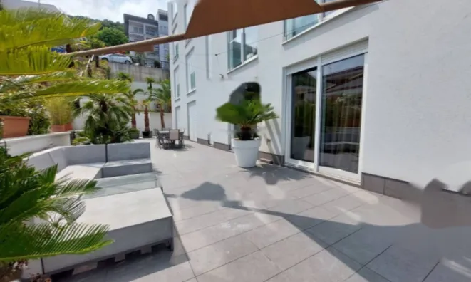 Недвижимость Трехкомнатная квартира в центре: 11