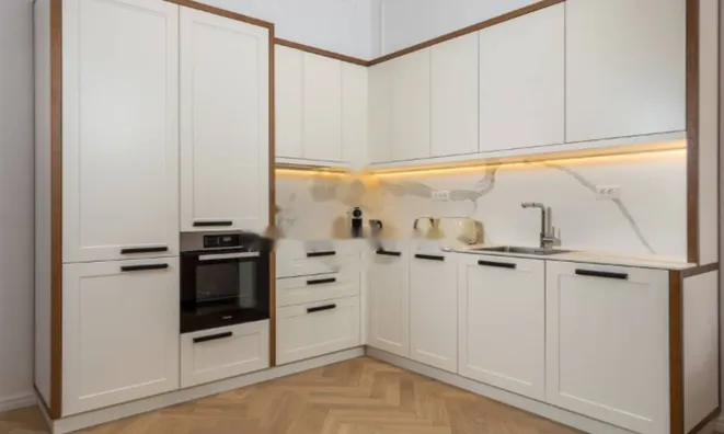 Недвижимость Трехкомнатная квартира в центре: 10