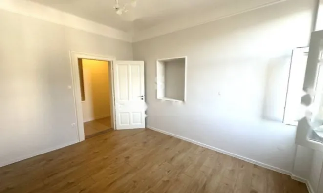 Недвижимость Двухкомнатная квартира, центр: 8