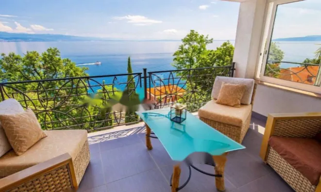 Недвижимость Четырехкомнатная квартира, Центр: 2