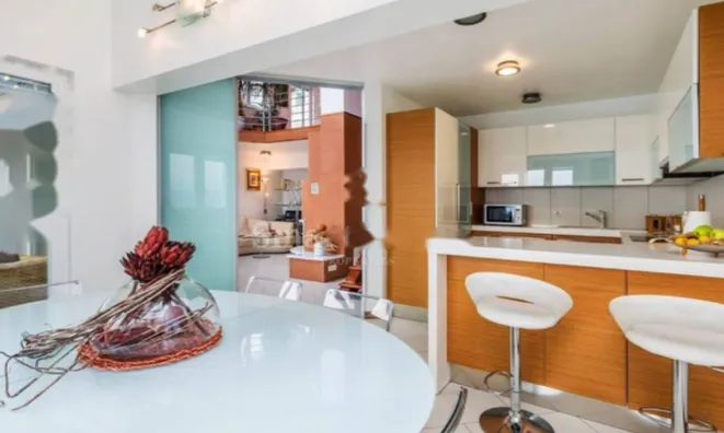 Недвижимость Четырехкомнатная квартира, Центр: 14