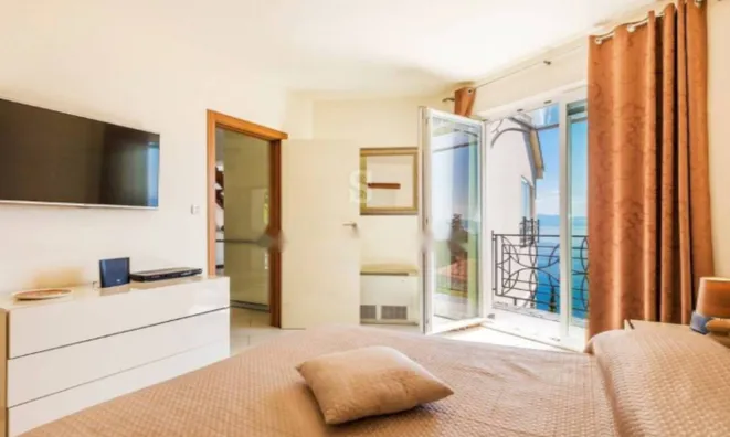 Недвижимость Четырехкомнатная квартира, Центр: 20