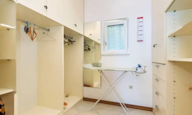 Недвижимость Четырехкомнатная квартира, Центр: 22