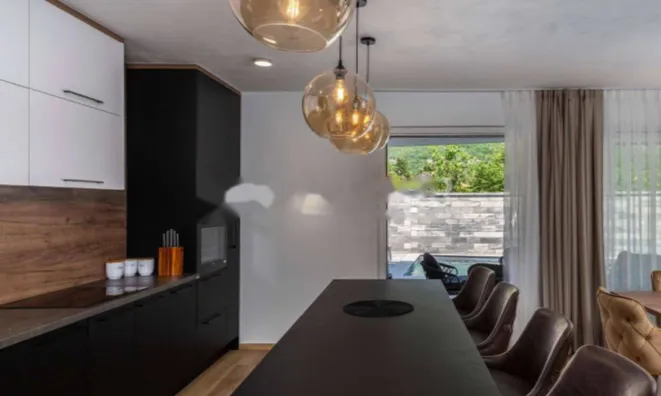 Недвижимость Семейный дом 225 м², Центр: 6