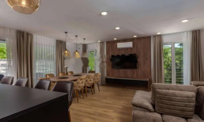 Недвижимость Семейный дом 225 м², Центр: 7