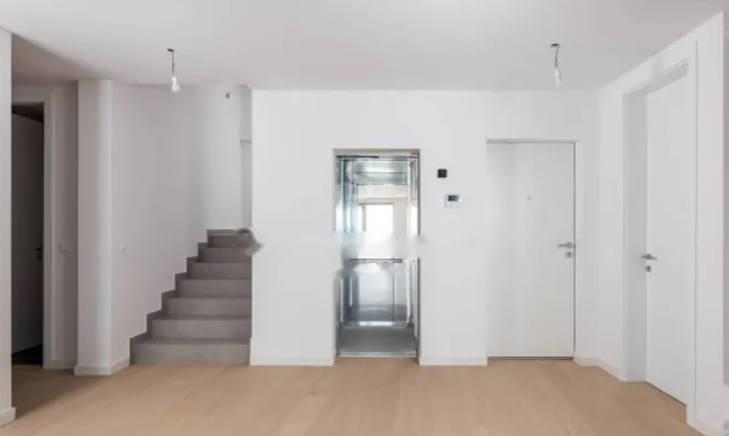 Недвижимость Четырехкомнатная квартира Центр: 23