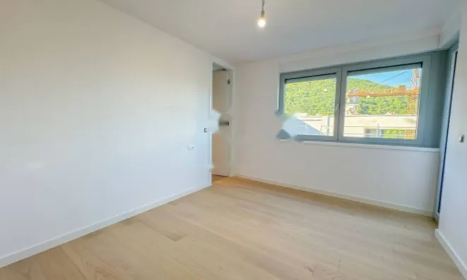 Недвижимость Трехкомнатная квартира в центре: 13