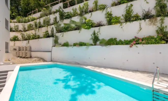 Недвижимость Трехкомнатная квартира в центре: 20