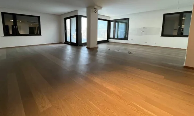 Недвижимость Трехкомнатная квартира в центре: 15