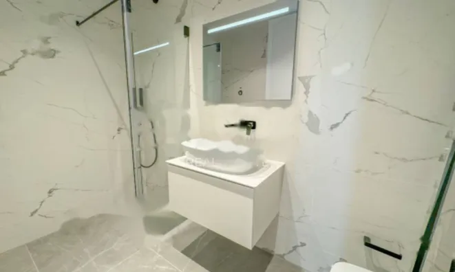 Недвижимость Трехкомнатная квартира в центре: 11