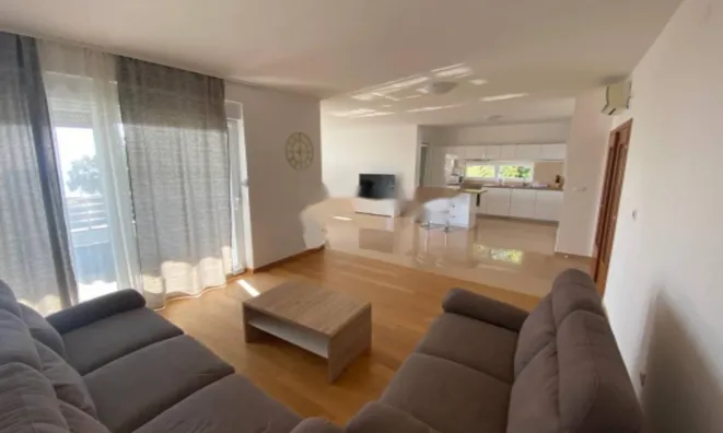 Недвижимость Трёхкомнатная квартира в центре: 2