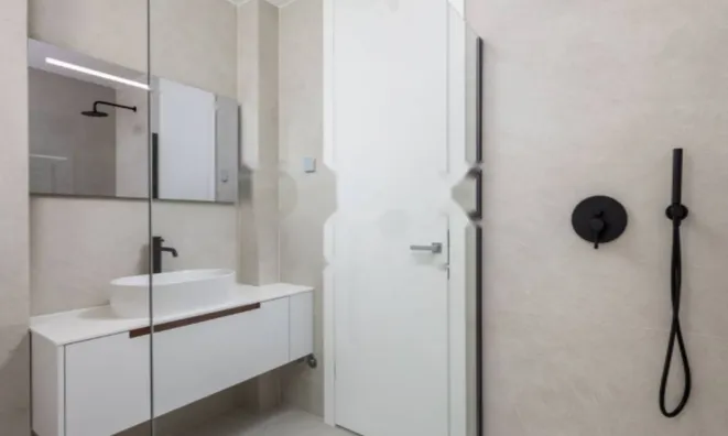 Недвижимость Трехкомнатная квартира в центре: 8