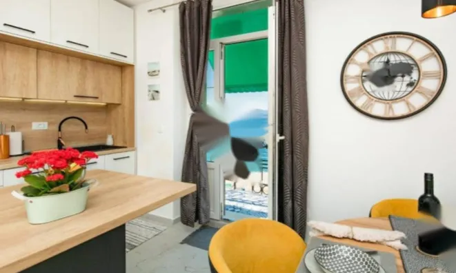 Недвижимость Двухкомнатная квартира в центре: 1