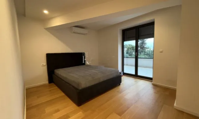 Недвижимость Четырехкомнатная квартира Центр: 8