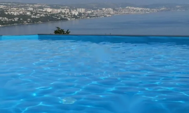 Недвижимость Двухкомнатная квартира в центре: 30